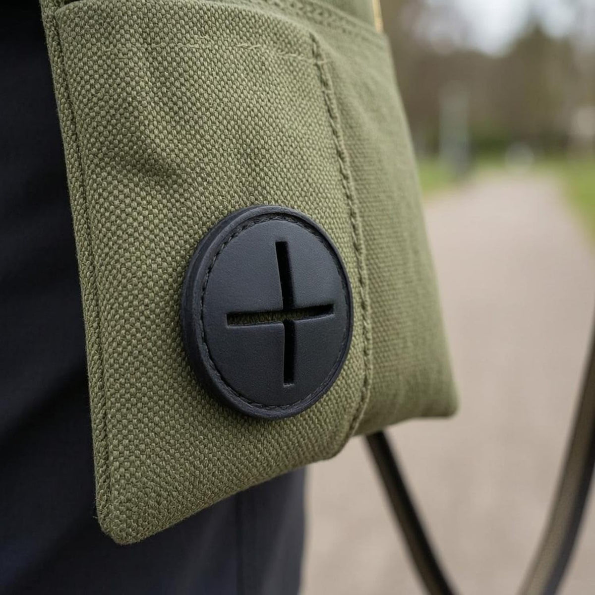 Närbild på påshållarens öppning i väskans framficka